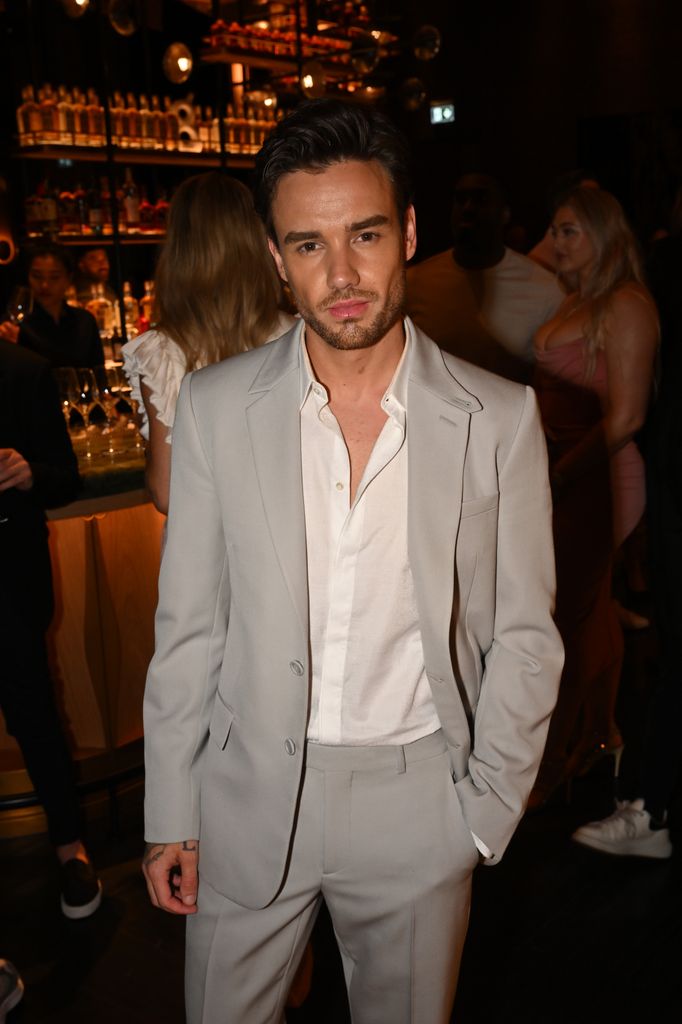 Plano medio de Liam Payne con traje gris