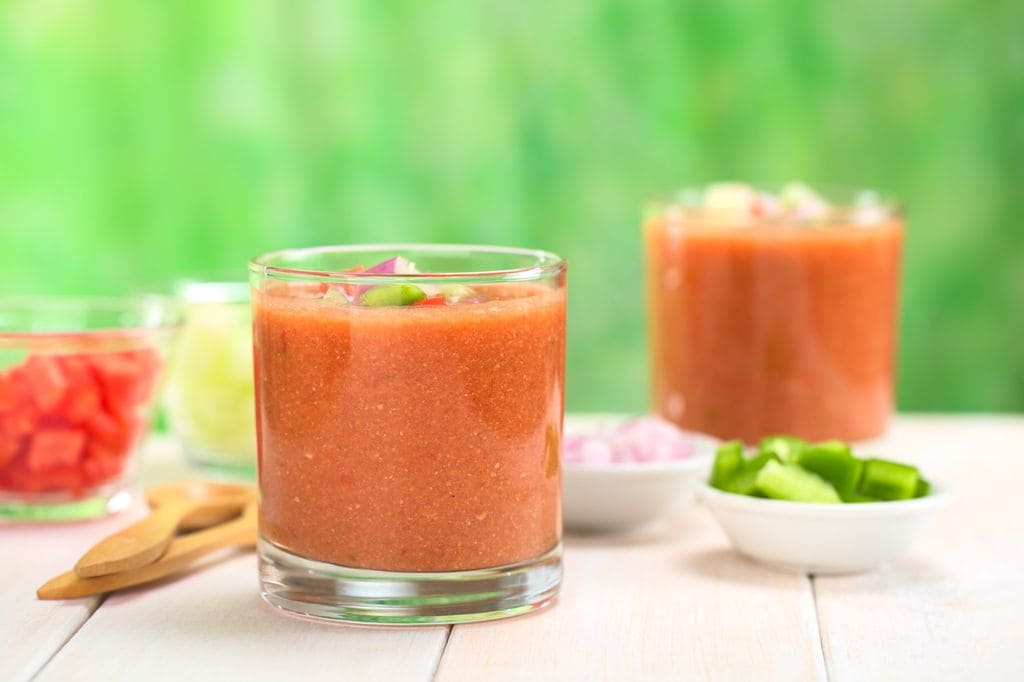 El gazpacho se puede servir en platos hondos, cuencos o vasos, ¡pero siempre bien frío!