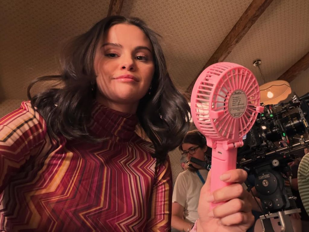 La ola de calor no perdona y también ha llegado a Londres, Selena Gomez se refresca entre toma y toma