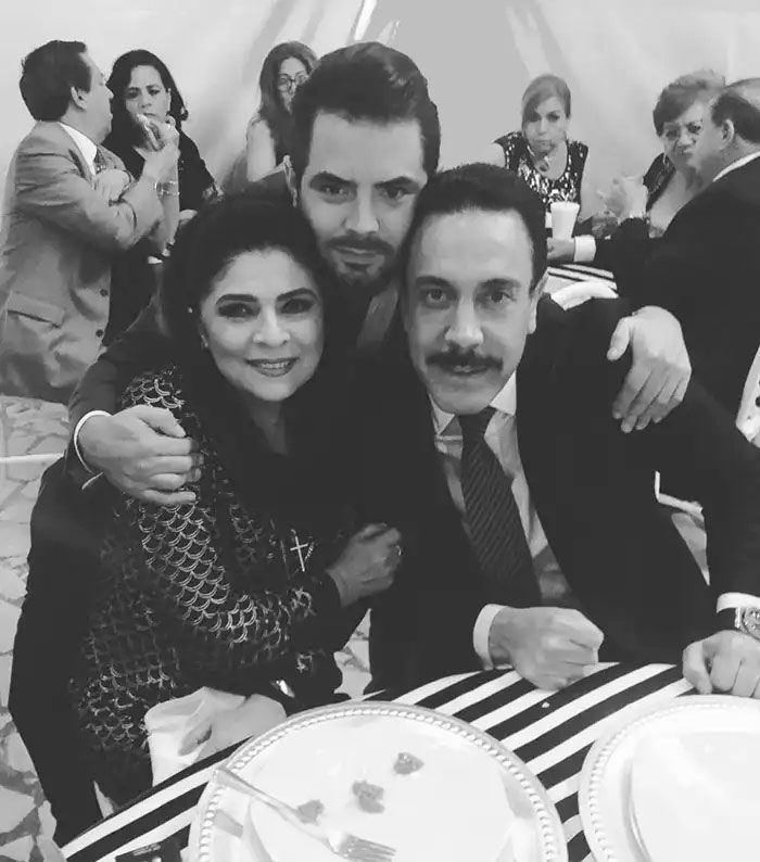 Victoria Ruffo, José Eduardo Derbez y Omar Fayad