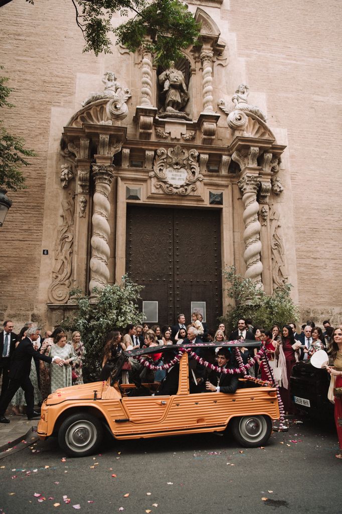 Salida de la iglesia en un Mehari.