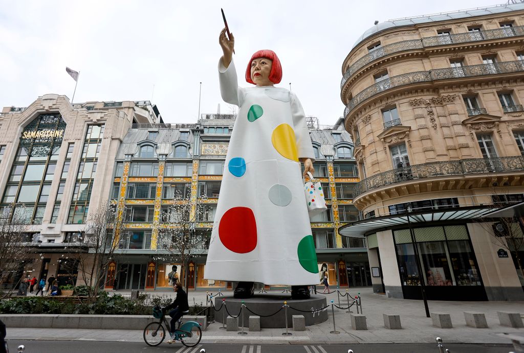 Una gigantesca escultura de Yayoi Kusama presidió París en 2023 con motivo de su colaboración con Louis Vuitton, una muestra de cómo su universo de lunares terminó trascendiendo los museos y conquistando también la moda