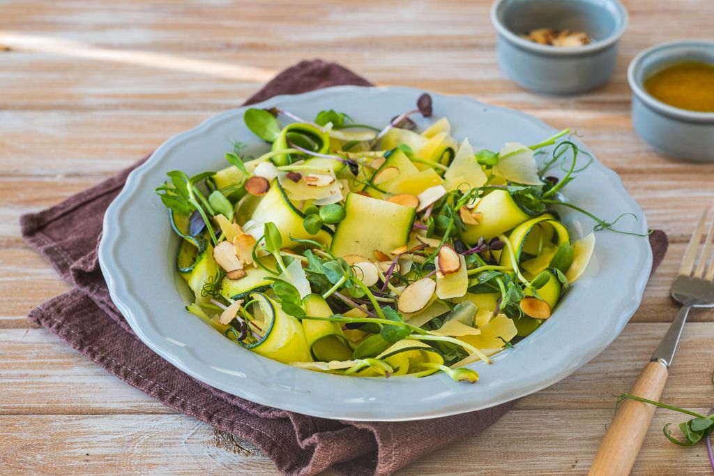 Calabacín crudo, un ingrediente muy interesante para la preparación de ensaladas. 
