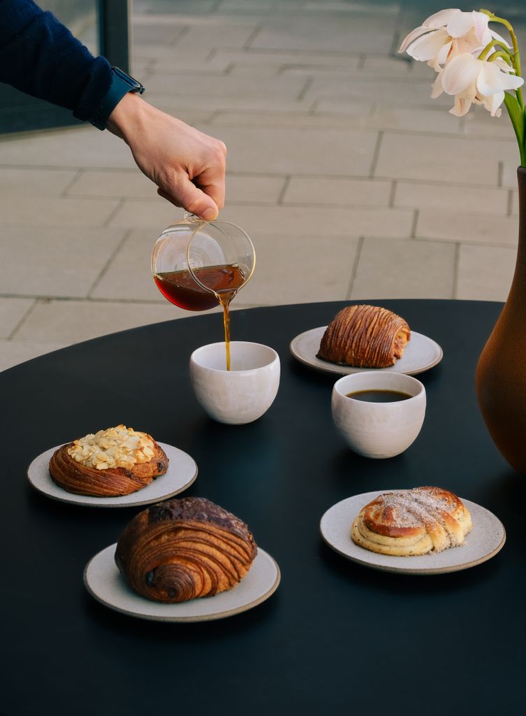 Café de tueste ligero, pan de masa madre y bollería laminada forman parte de la propuesta de La Cabra Madrid.