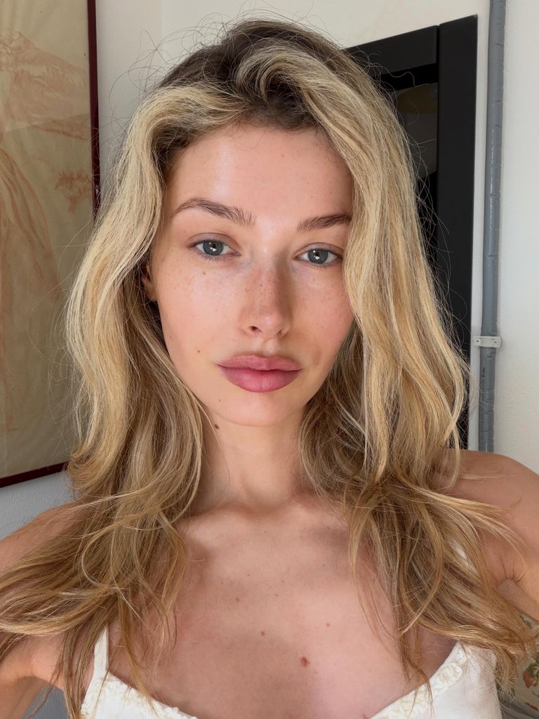Gabrielle Florance en un primer plano con pelo suelto y piel limpia