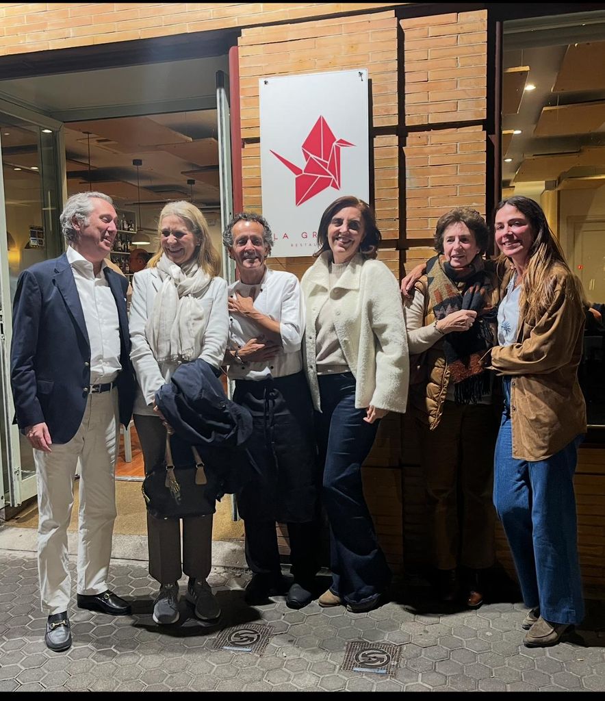 La infanta Elena en las puertas del restaurante La Grulla de SevillaLa infanta Elena en las puertas del restaurante La Grulla de Sevilla