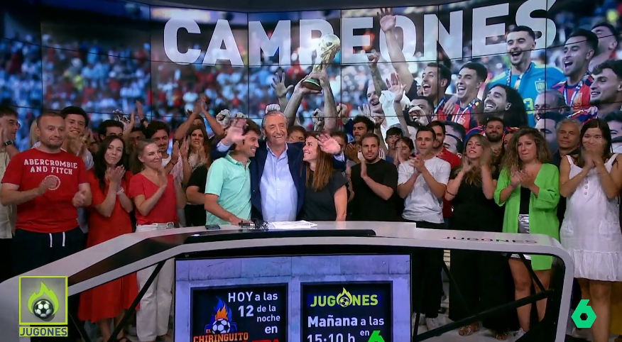 Todo el equipo de Jugones salió para acompañar a Pedrerol en su último programa