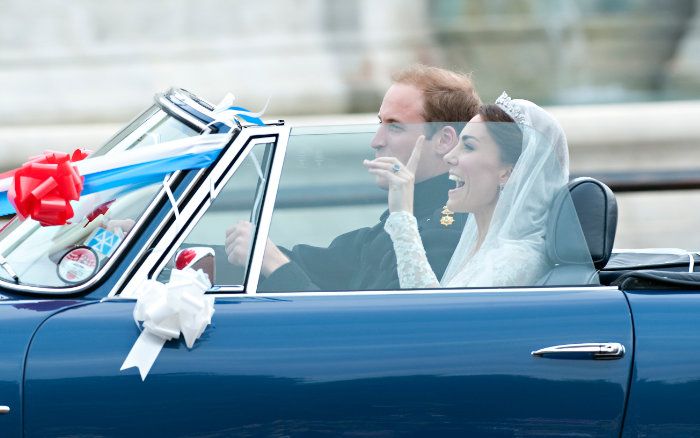 Los Príncipes de Gales en un coche clásico 