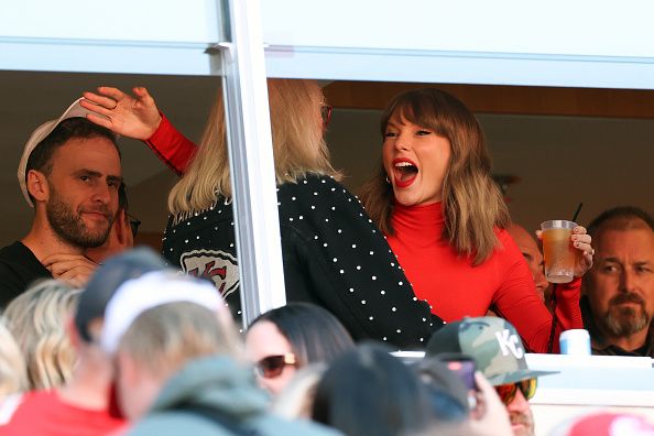 Taylor Swift fue captada por las cámaras dando un efusivo abrazo a su nueva suegra, Donna Kelce