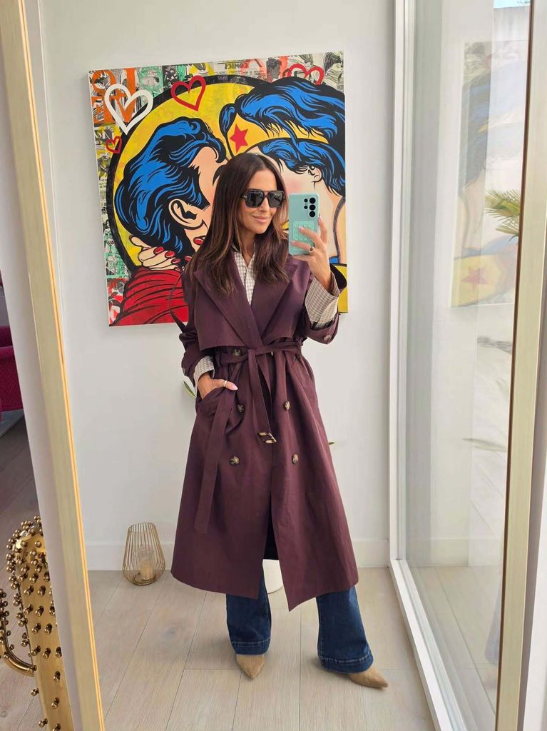Paula Echevarría con la gabardina color berenjena de su colección con Primark