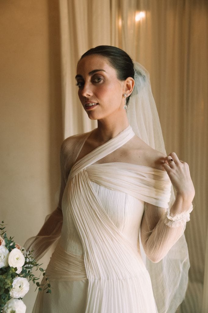 Vestido de novia plisado y asimétrico