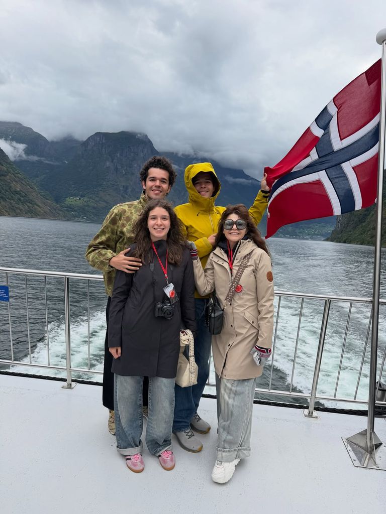 Itatí Cantoral con sus hijos Eduardo, Roberto y María en un fiordo en Noruega.