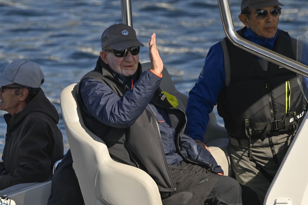 El rey Juan Carlos saludando desde la lancha auxiliar