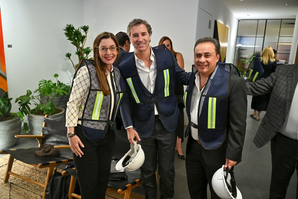 Tina Creason, Victor Barreiro Y Adalberto.