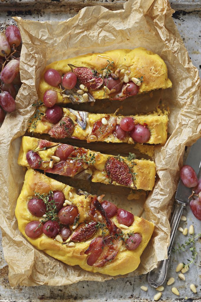 Una focaccia con decorado dulce de uvas, higos y nueces. 