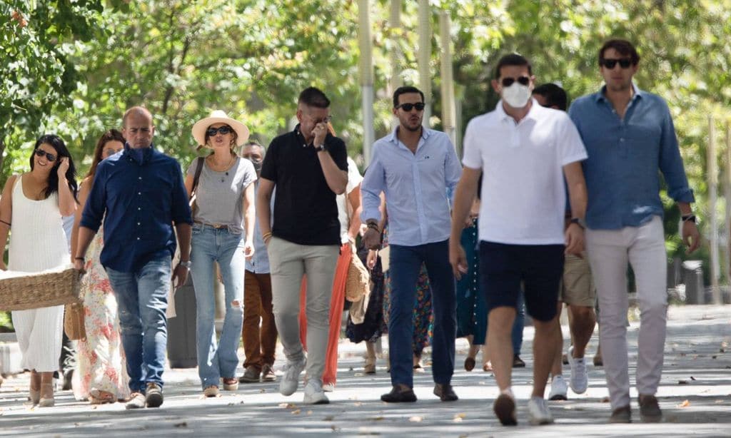 Sara e Iker, juntos por las calles de Valladolid, con más amigos.