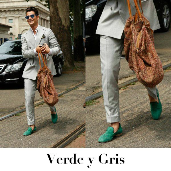 Este look en gris claro funciona gracias a la camisa abierta desenfadada y los slip-ons en ante aguamarina. El bolso, con estampado Paisley.
