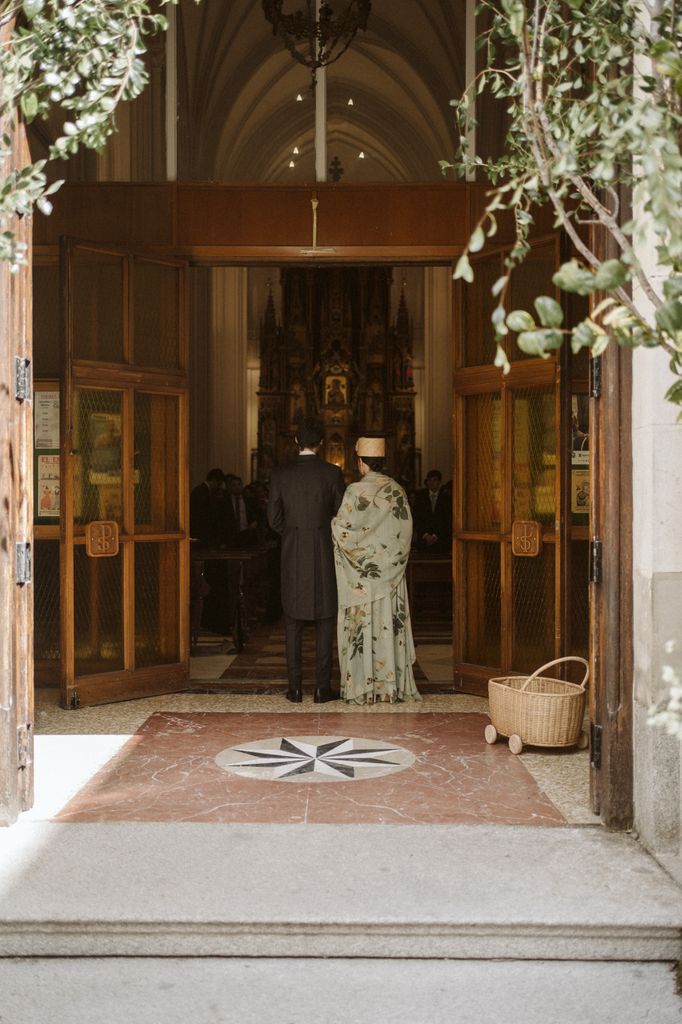 Madrina de boda con vestido de Colima y sombrero con flor
