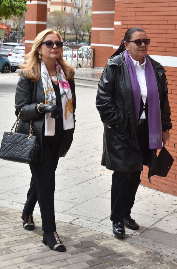 Inmaculada Casal y María del Monte en el funeral de Paco Baena Bocanegra