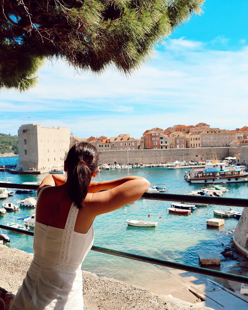 Tamara Falcó en Dubrovnik con un vestido blanco de algodón de tirantes perfecto para el verano, 2026.