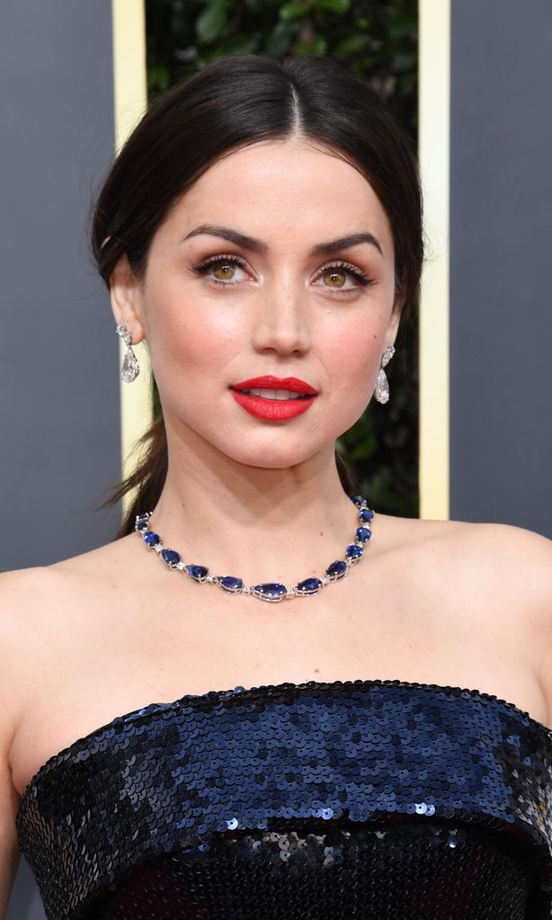 ana de armas luciendo sus looks de cabello oscuro