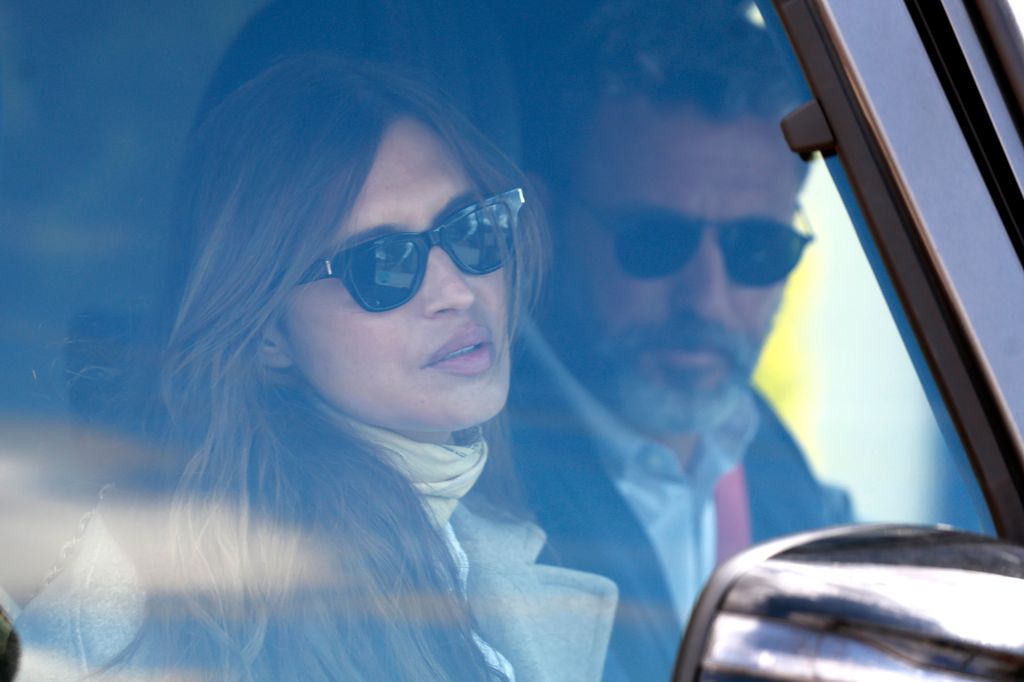 Sara Carbonero acompañada de Jota Cabrera saliendo del tanatorio de su madre, Goyi Arévalo, el 13 de abril de 2026, en Corral de Almaguer