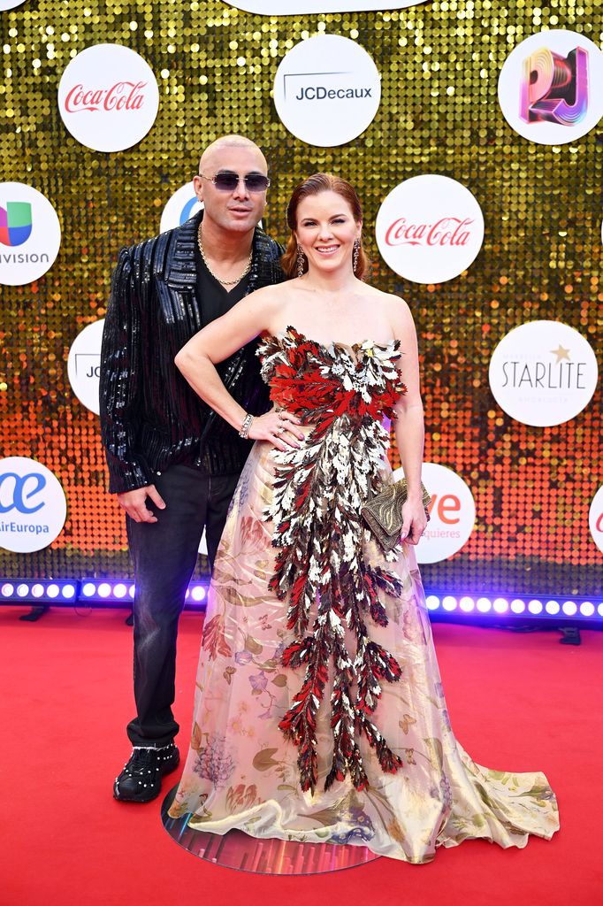 Wisin y su esposa Yomaira Ortiz en Premios Juventud 2026.