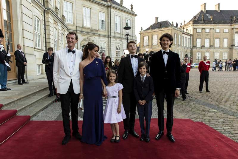  Joaquín y Marie de Dinamarca con sus hijos