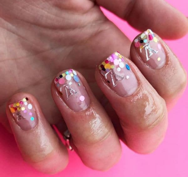 Manicura confeti minimalista 