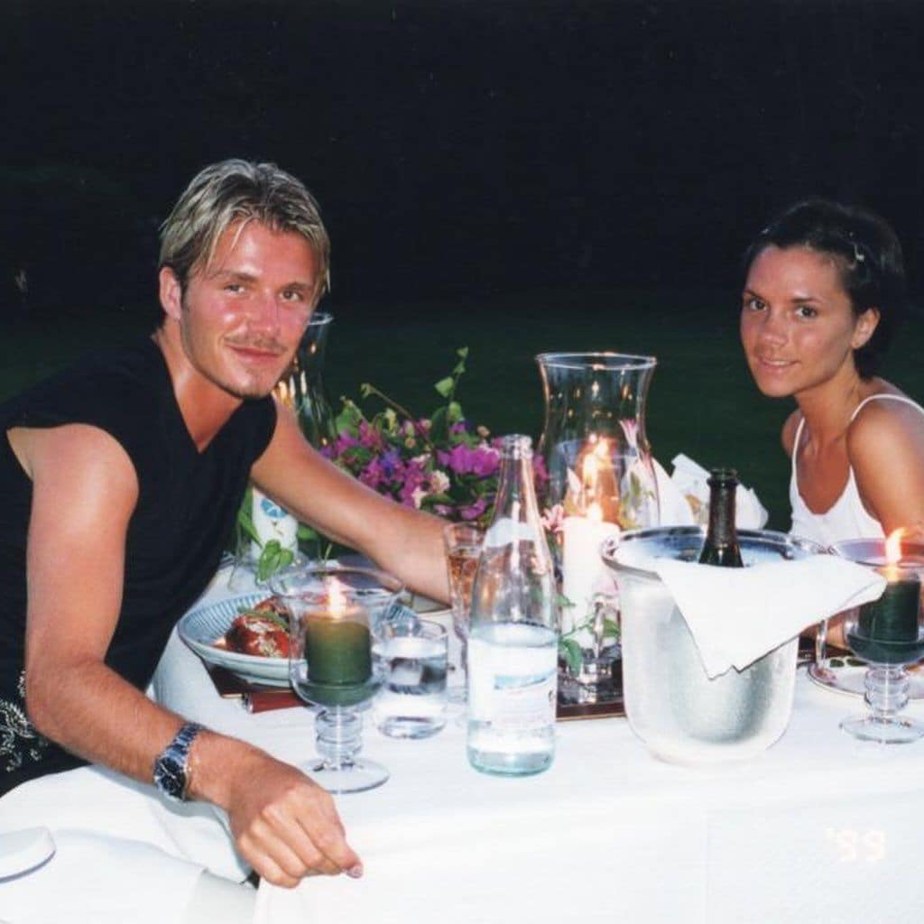 David y Victoria Beckham en una vieja foto que compartió el aniversario. 