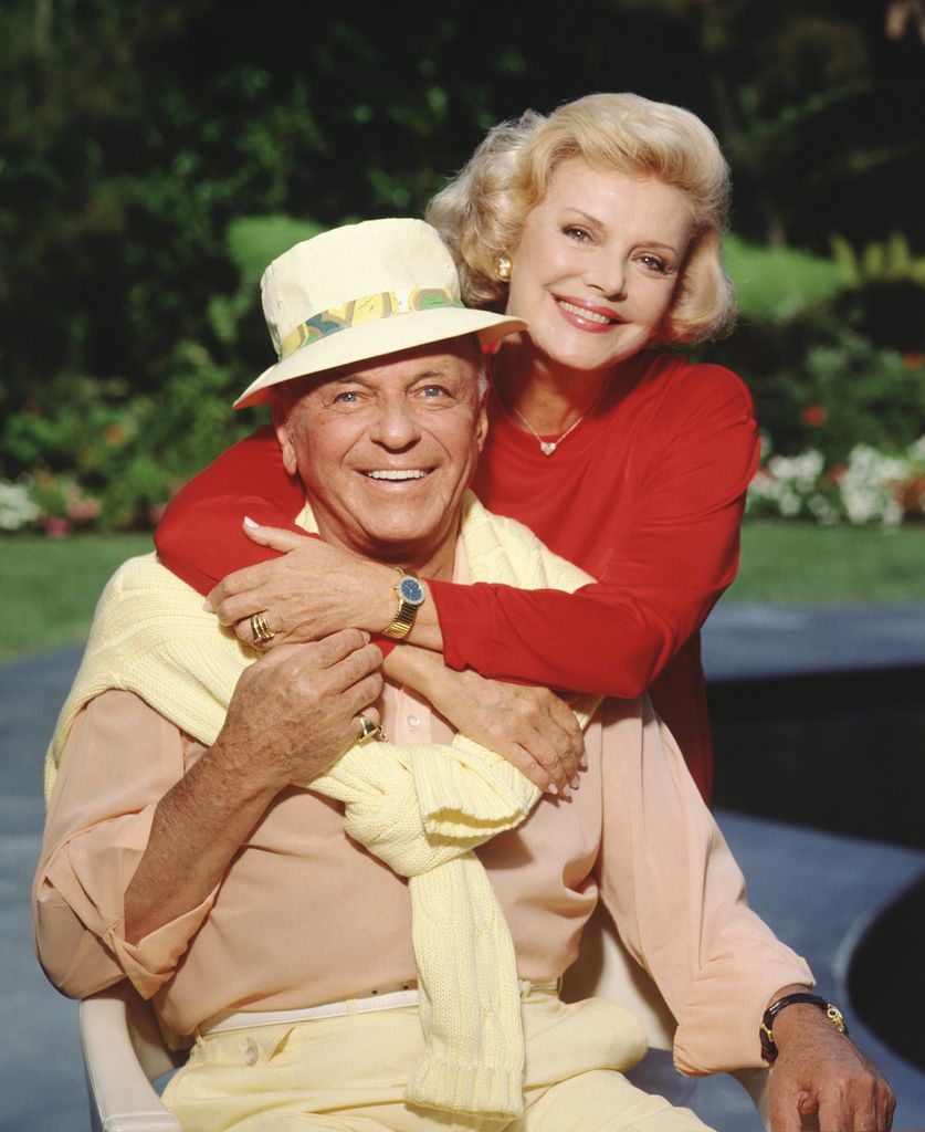 Frank Sinatra y Barbara Sinatra posan juntos en Los Ángeles en 1990, seis años antes de la muerte del cantante