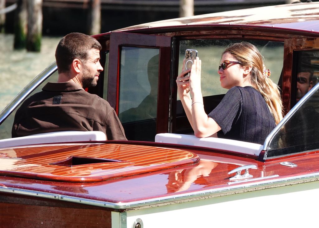 Clara hizo de fotógrafa con su novio Gerard Piqué en su paseo por Venecia.