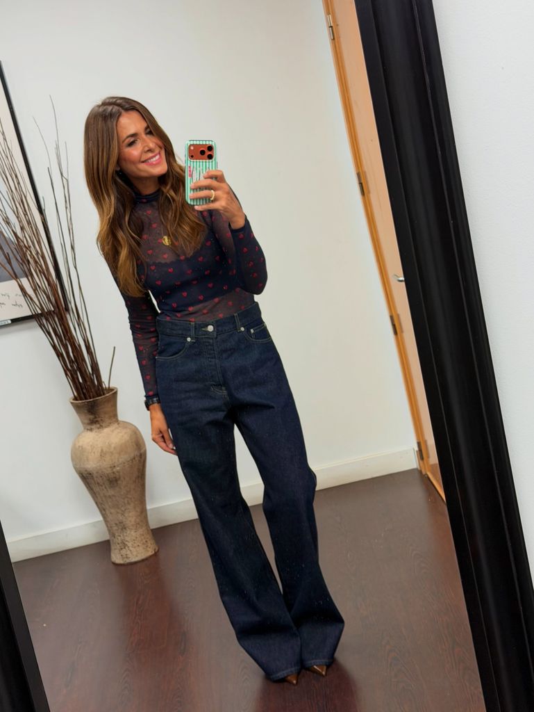 Nuria Roca tiene el top semitransparente de corazones que ficharíamos en las rebajas de Zara para llevar con vaqueros altos