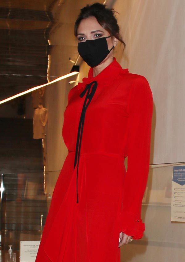 Victoria Beckham con vestido rojo 
