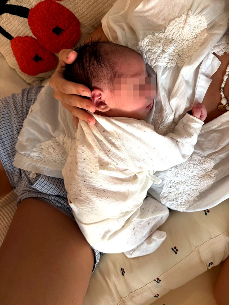 Lucía Pombo, con su hija