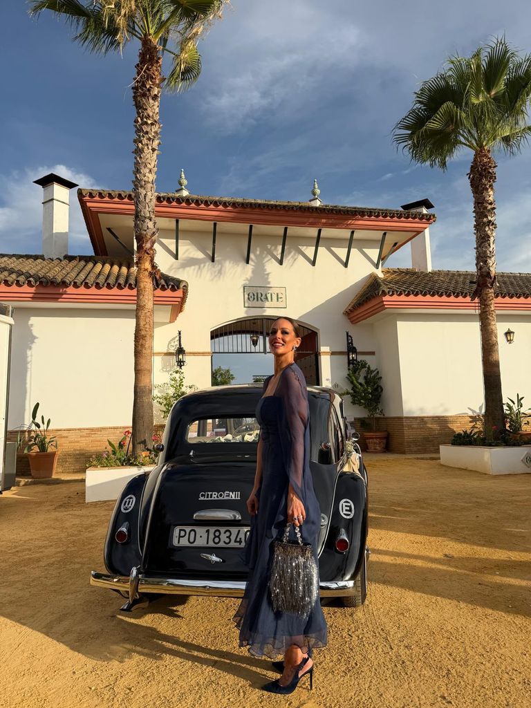 Eva González con vestido de invitada de Nicolás Montenegro en la boda de su prima en Sevilla, 2026.