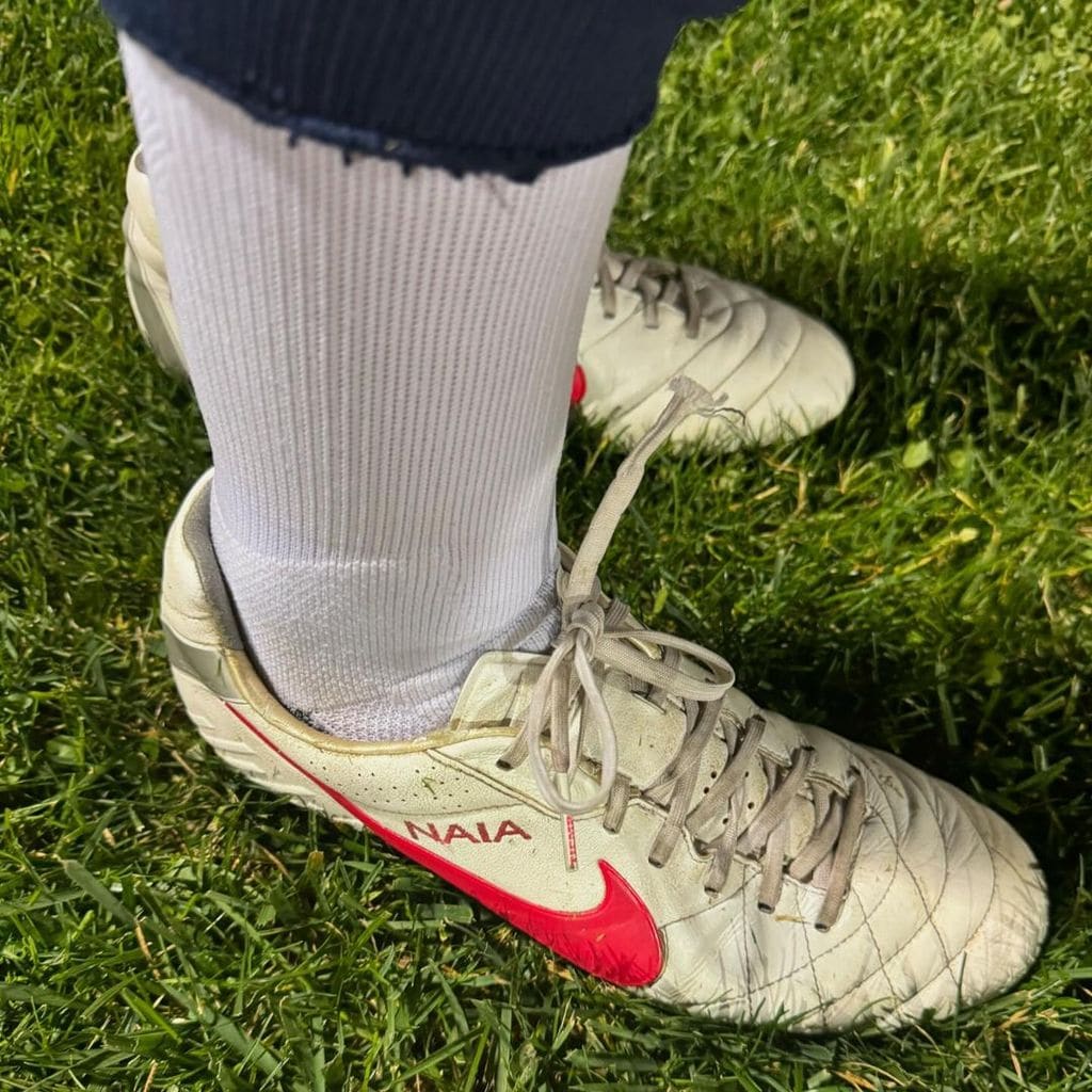 Primer plano de las Botas de fútbol de Naia Ocio con su nombre grabado