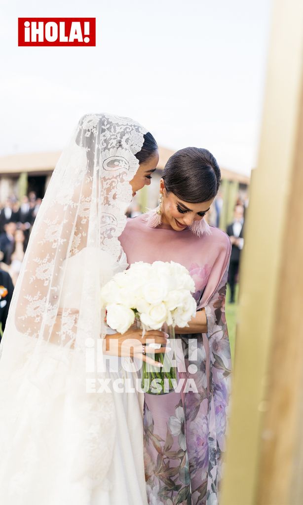 Fotos: AGBA WEDDINGS | Vestido: Lorena Formoso  | Pendientes y alianzas: Rabat | Makeup: Sisley | Flores: Granada