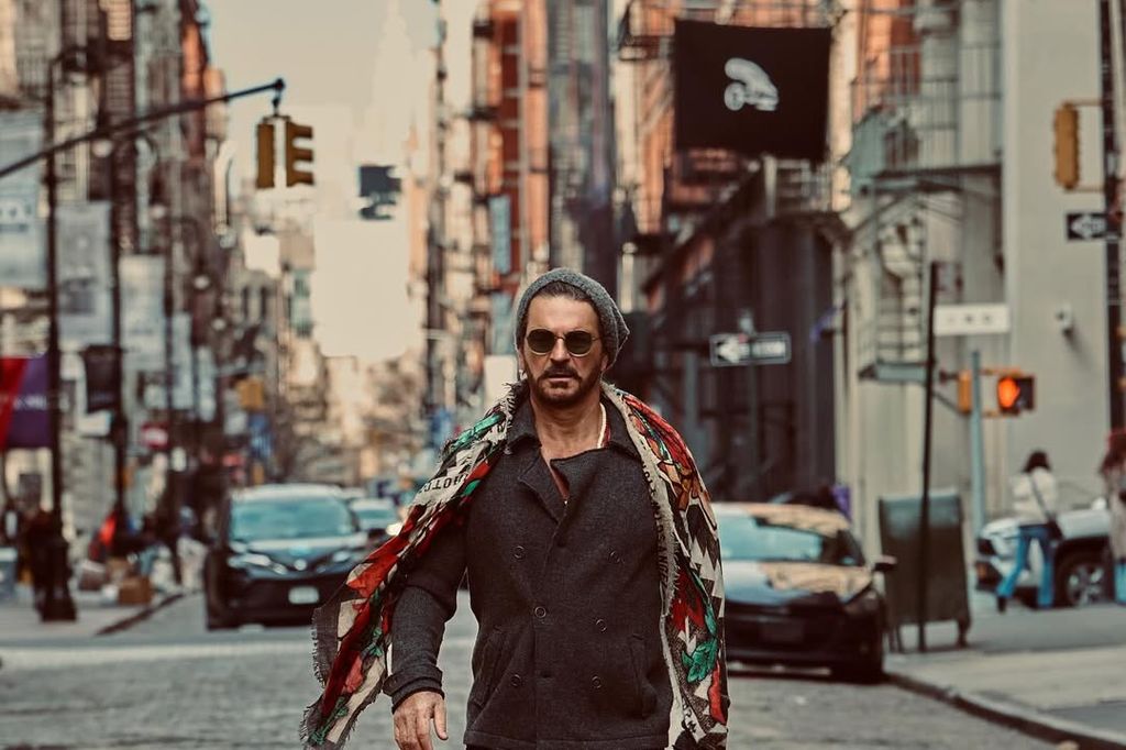 Ricardo Arjona sorprende en un bar a sus compañeros de la universidad 
