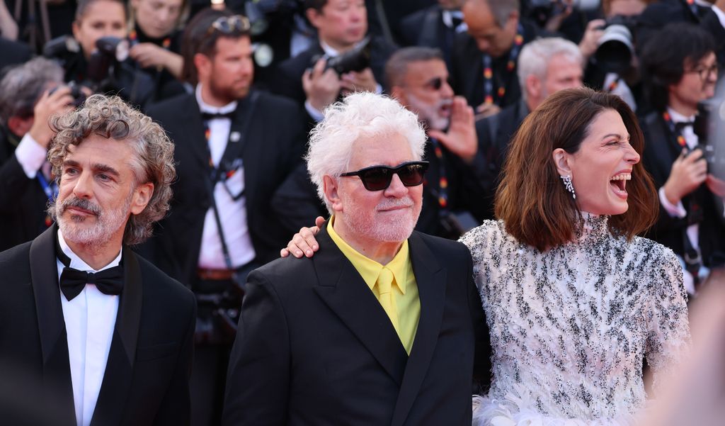 Leonardo Sbaraglia, Pedro Almodovar y Bárbara Lennie en la presentación de 'Amarga Navidad' en el Festival de Cannes