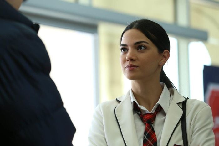 Yasmin intenta alejar a Asiye de Ömer y de Doruk en 'Hermanos'