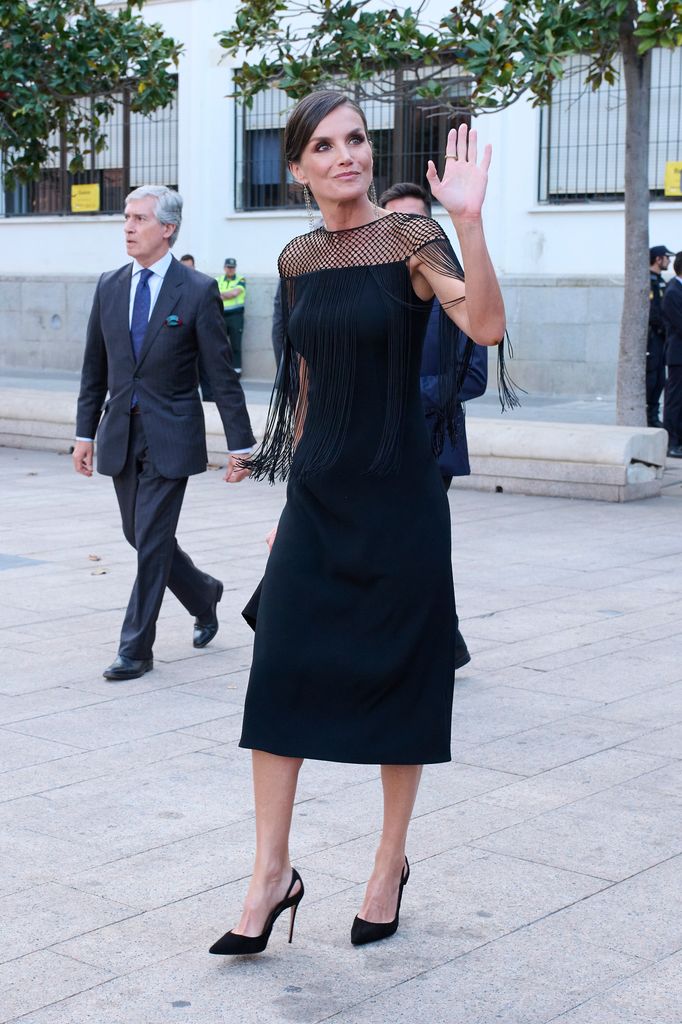 La reina Letizia con vestido negro de rejilla y flecos