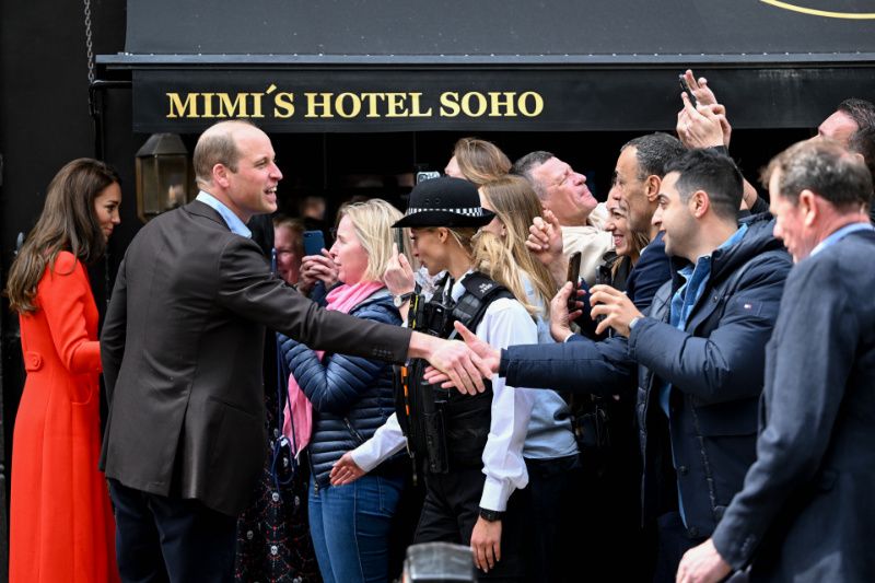 Guillermo de Inglaterra saluda a la multitud con la que coincide a las puertas de un pub del Soho