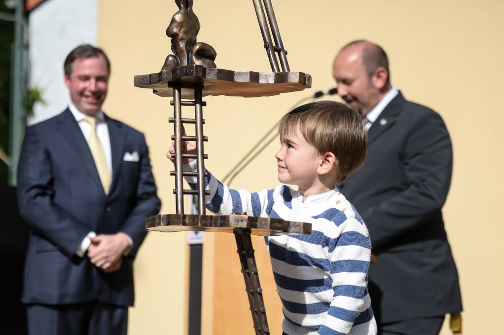 El príncipe Francisco admira la nueva estatua