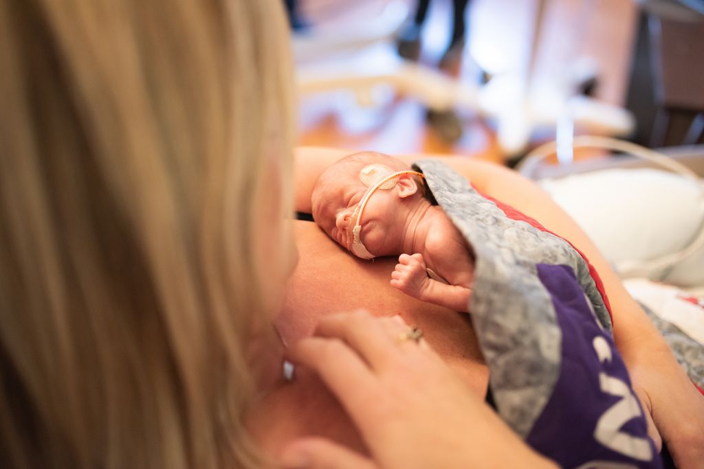 Prematuro haciendo piel con piel con su madre en el hospital