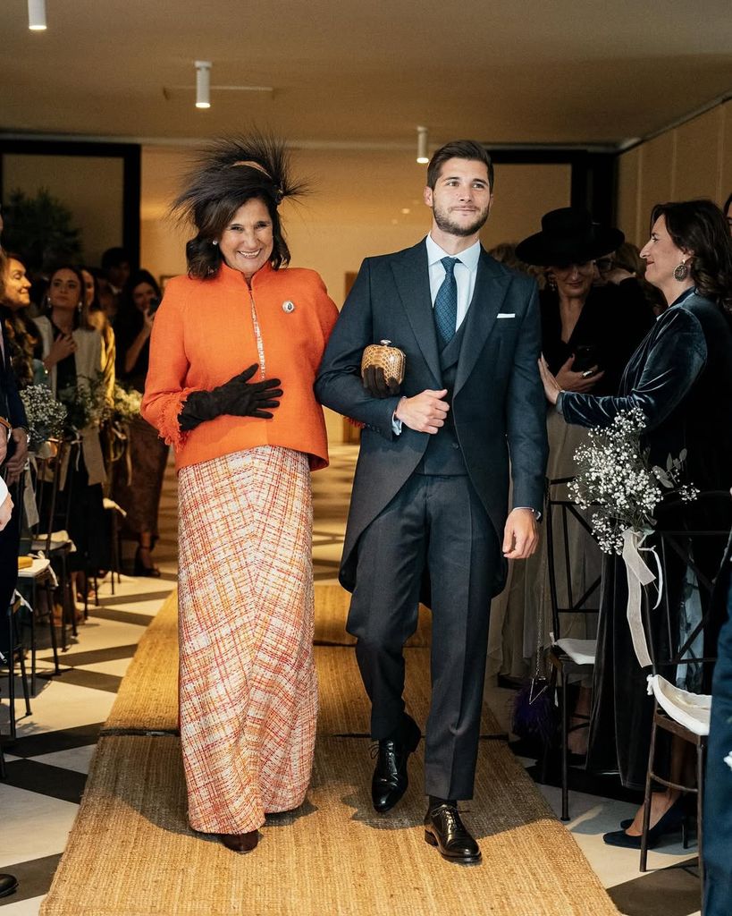 Vestido de madrina naranja con vestido de tweed de Poydel
