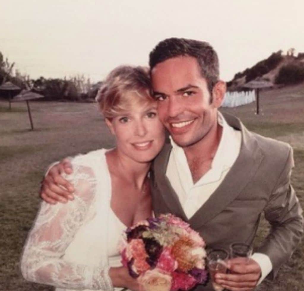 Boda de Tania Llasera. En la imagen junto a un amigo