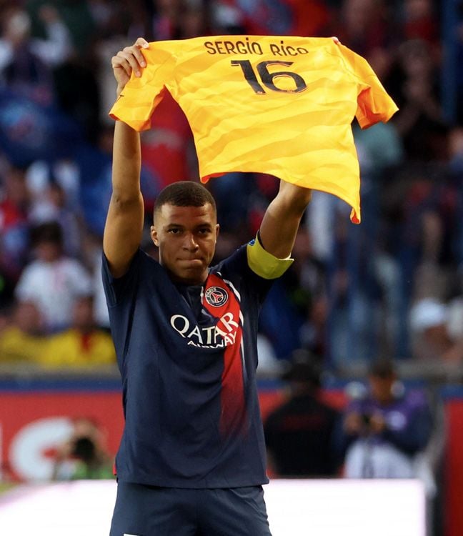 Kylian Mbappé apoyando a Sergio Rico
