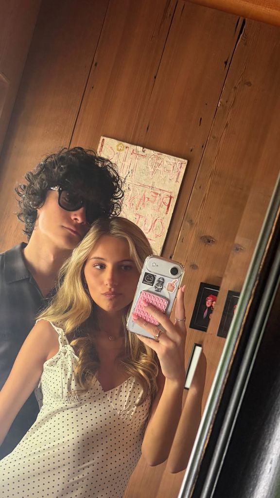  ⁠Romy Mars, la hija de Sofia Coppola, comparte su relación con el hijo del fundador de Supreme