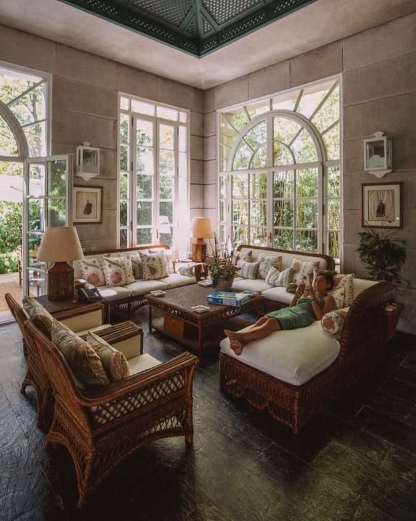 Así es el espectacular salón exterior en la zona del invernadero en la casa de Isabel Preysler